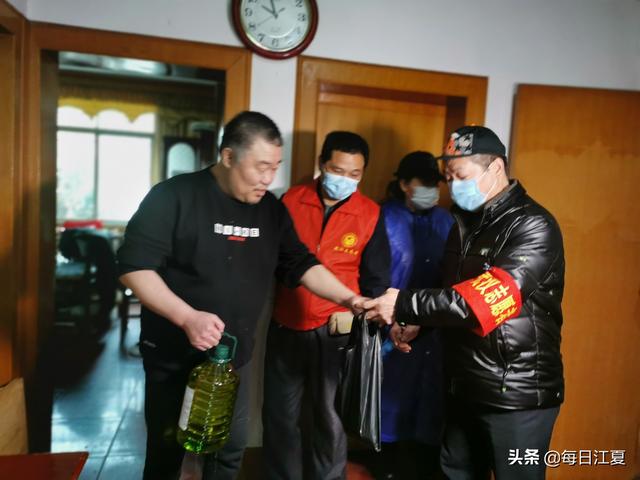 纸坊街城北小区的96岁革命老英雄彭跃民身患慢性心功能不全等多种疾病