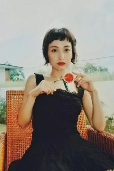 出门被搭讪是什么感受?化上这个复古妆容你就知道了! 出门被搭讪是什么感受?化上这个复古妆容你就知道了!