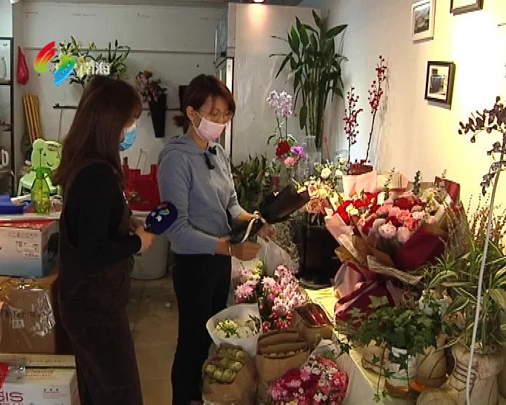 三八妇女节市民送花不忘仪式感