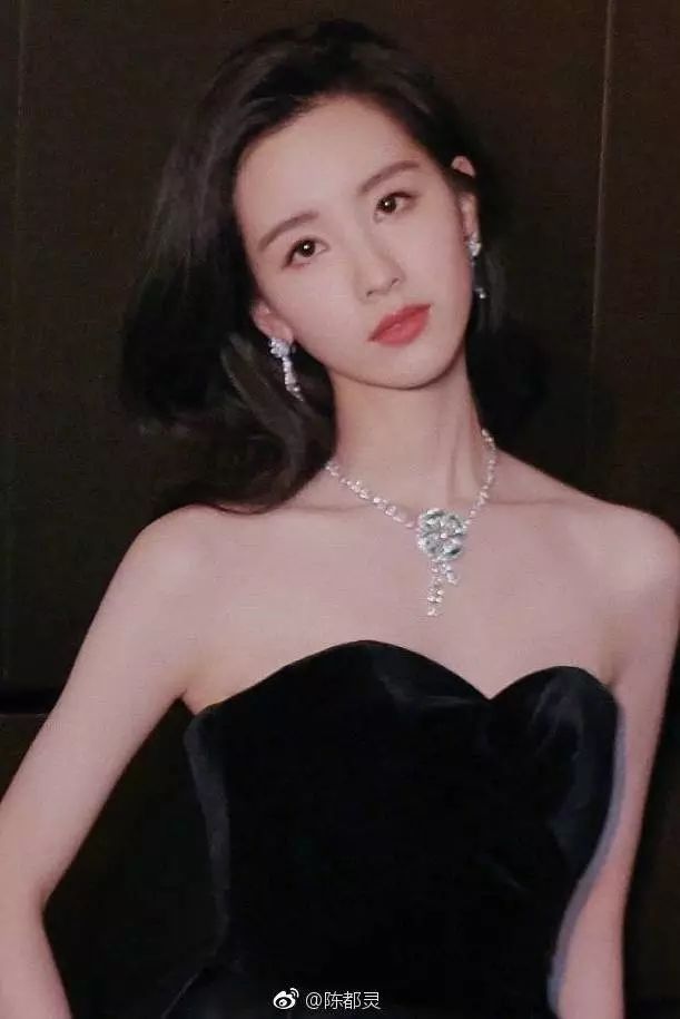 出门被搭讪是什么感受?化上这个复古妆容你就知道了! 出门被搭讪是什么感受?化上这个复古妆容你就知道了!