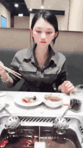 搞笑动图GIF：媳妇你别吃了，你看你都吃的扣子都开了_段子