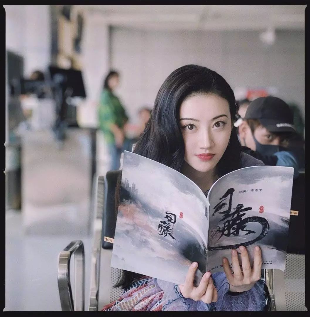 出门被搭讪是什么感受?化上这个复古妆容你就知道了! 出门被搭讪是什么感受?化上这个复古妆容你就知道了!
