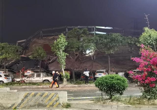 福建泉州一隔离酒店整幢坍塌，目击者：巨响中地面在震动看到时已经塌完了