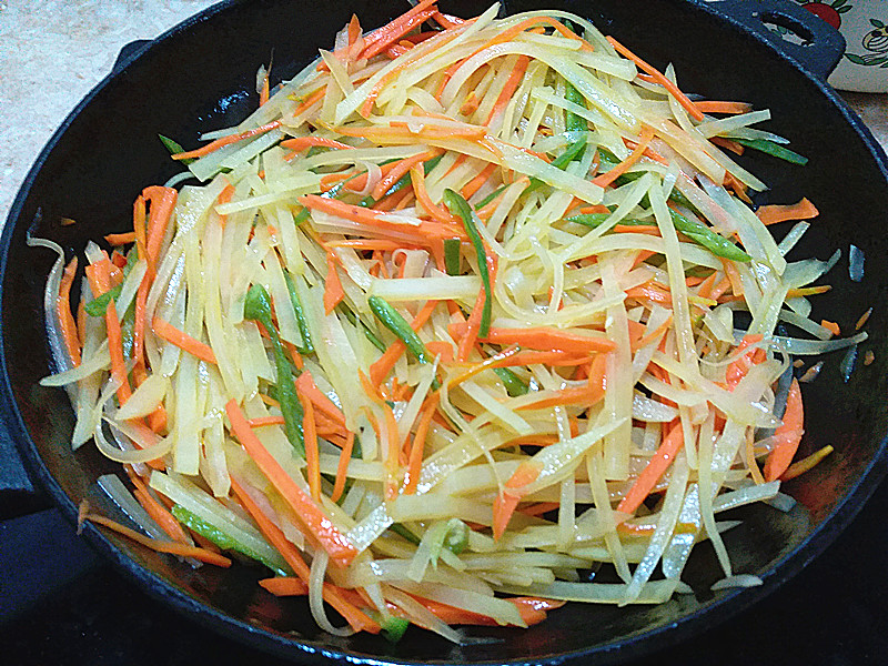 红萝卜丝炒土豆丝能吃吗 b4f250e6ed3c4d919632c0efc86d8693.jpeg
