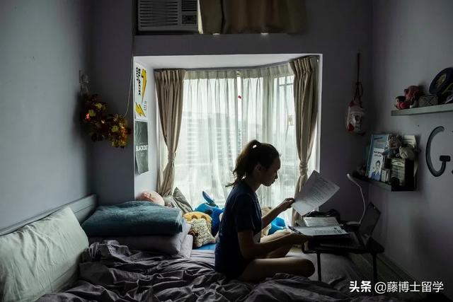 周三,香港高中生克洛伊·刘在家做作业