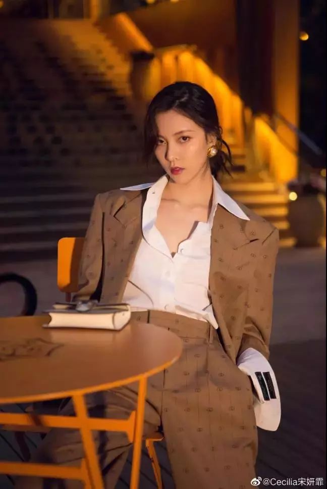 出门被搭讪是什么感受?化上这个复古妆容你就知道了! 出门被搭讪是什么感受?化上这个复古妆容你就知道了!