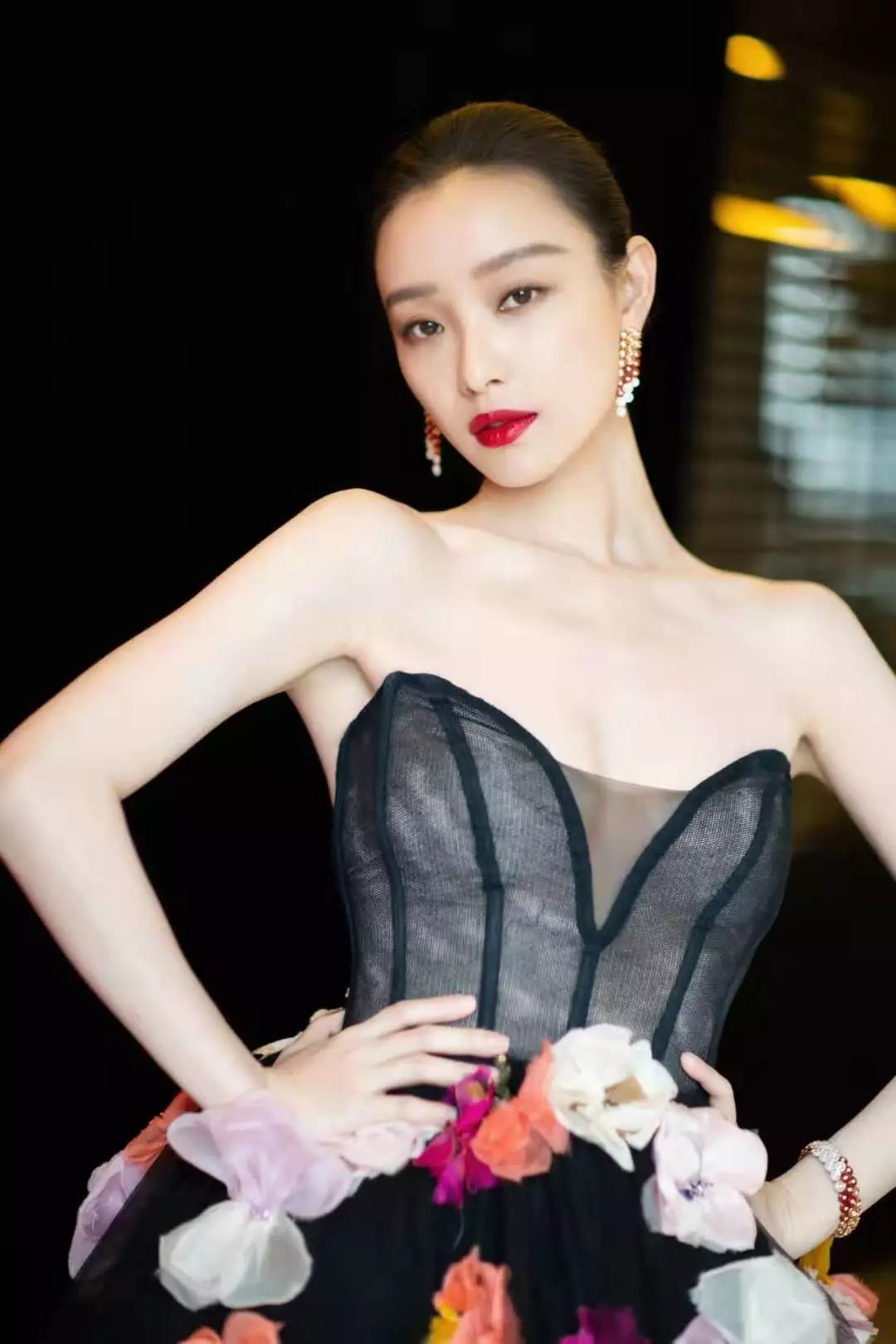 出门被搭讪是什么感受?化上这个复古妆容你就知道了! 出门被搭讪是什么感受?化上这个复古妆容你就知道了!