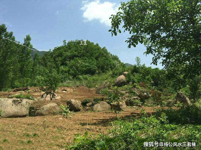 墓地风水窝形穴后靠金星向尖峰风水大师王君植河南洛阳寻龙实拍催官地