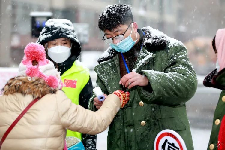 高清组图大雪中的志愿者下花园区疫情防控阻击战进行中