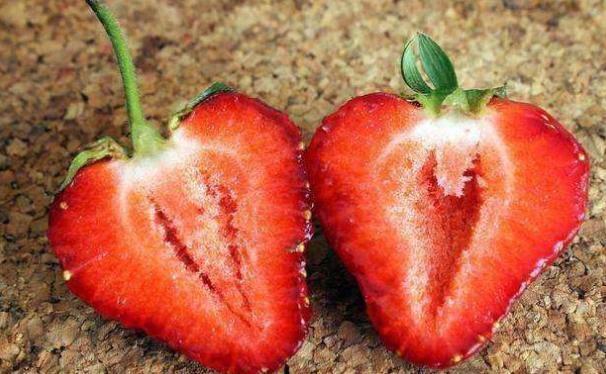 畸形,空心,个大的草莓是"激素草莓"?真正不能吃的,是烂草莓
