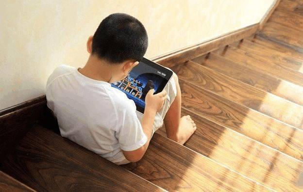 孩子沉迷手机游戏？家长无奈求助？如何预防孩子沉迷游戏？