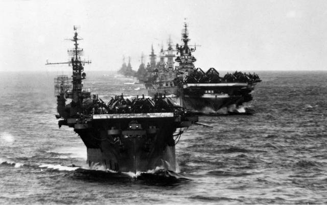 图为二战期间的美国海军航母编队