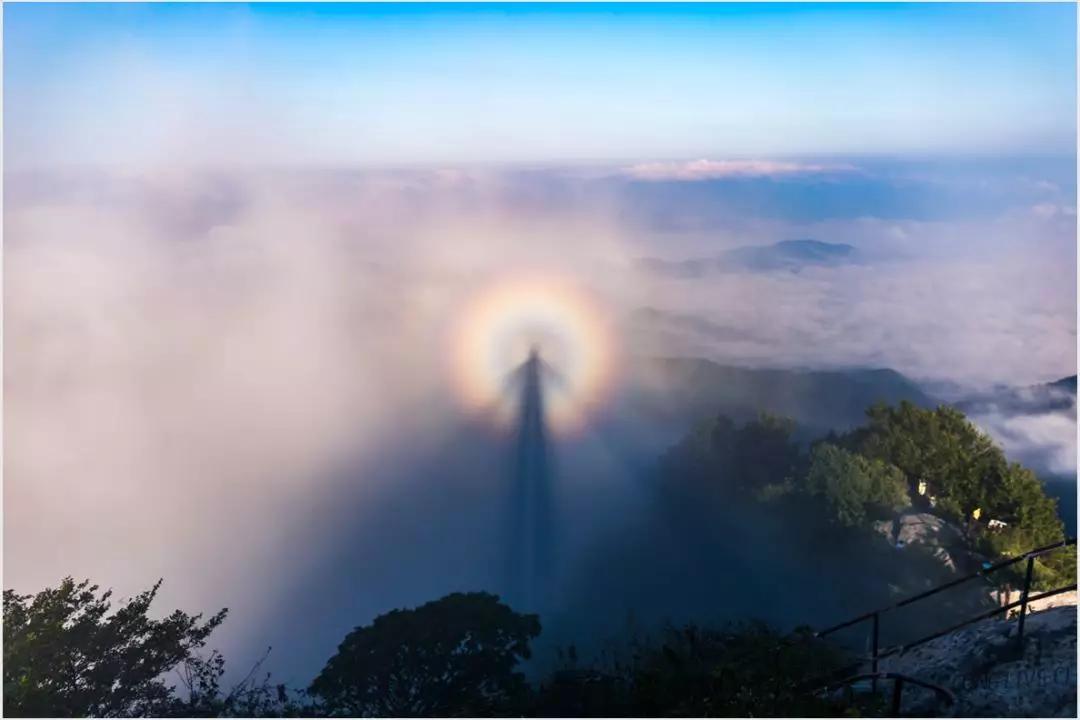 聂品《佛光》鸡公山以"山明水秀,泉清林翠,气候凉爽,别有天地"而驰名