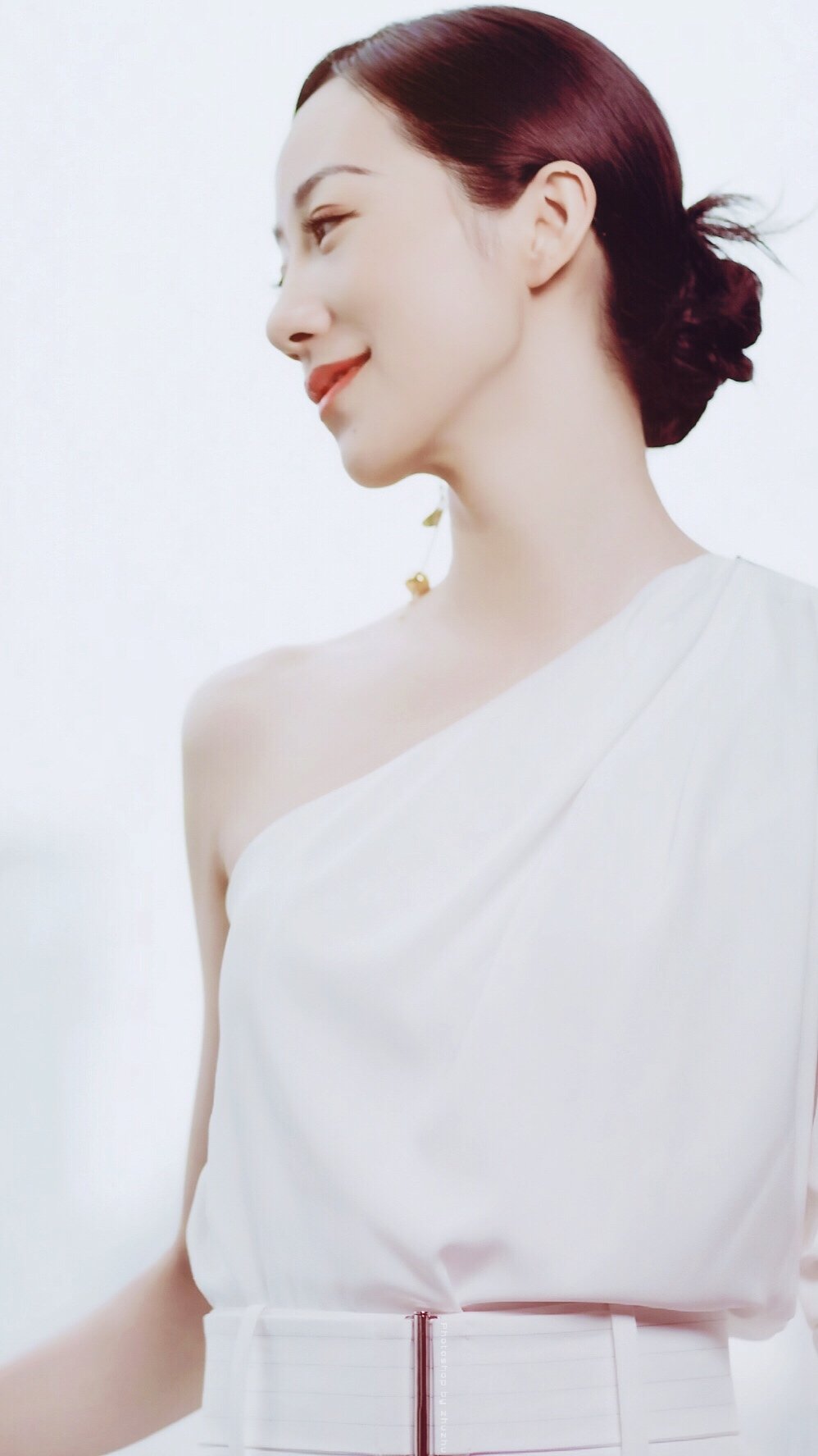 韩雪一身白色衣服尽显美丽身材,没有男人能顶