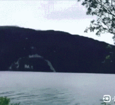 搞笑GIF：最近拍到了尼斯湖水怪最清晰的照片_段子