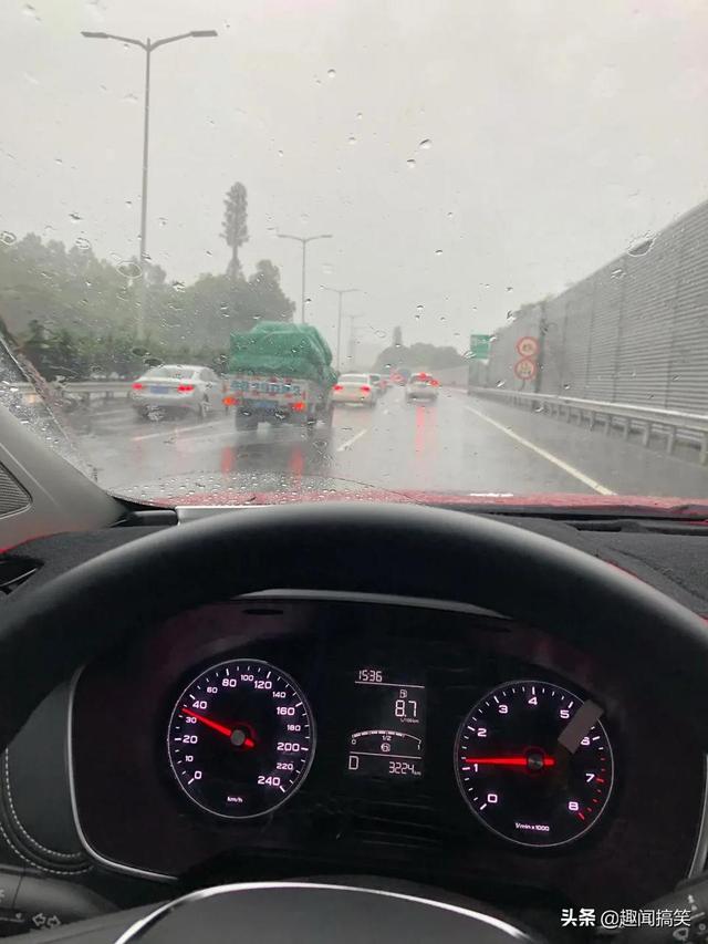 下雨天开车,后视镜和车窗都模糊,你们怎么解决?
