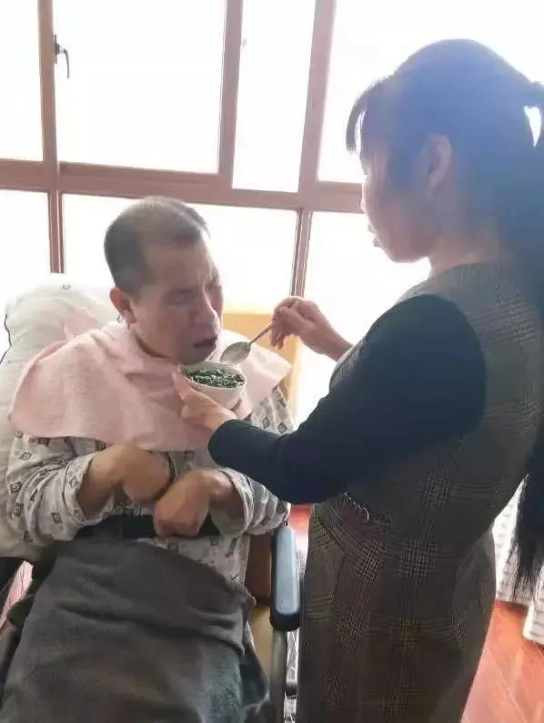 绾㈣敺钖囨儏娣辨偁鎮犳_大龟甲师孙绾绾的图片