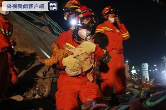 坍塌仅用2秒，已救出48人！消防员用口罩为获救男孩蒙眼睛…(视频)