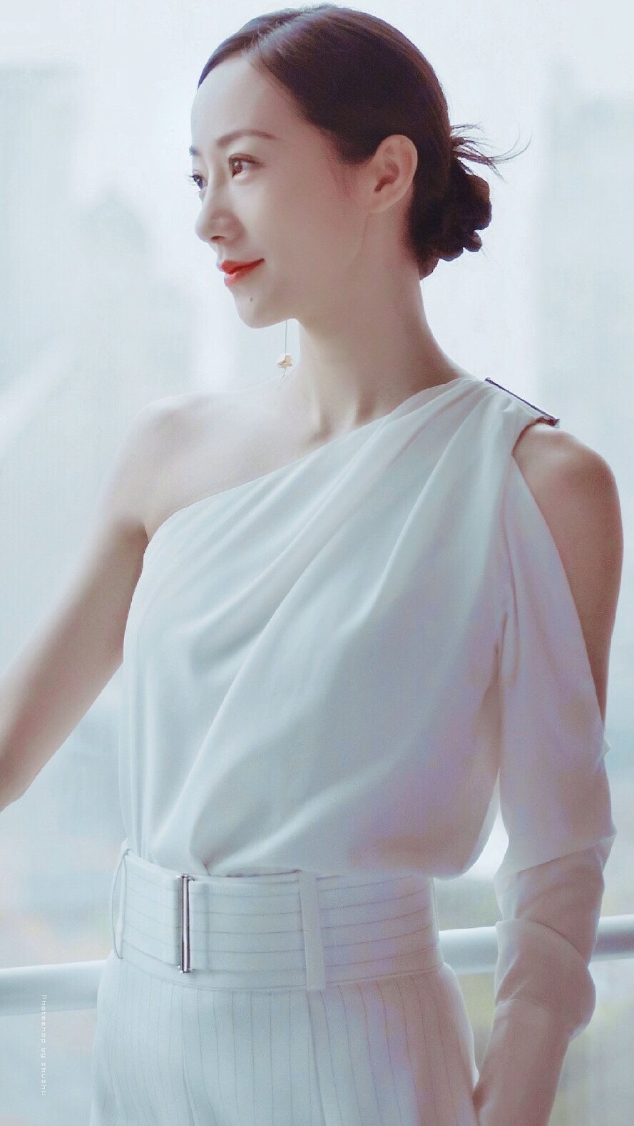 韩雪一身白色衣服尽显美丽身材,没有男人能顶