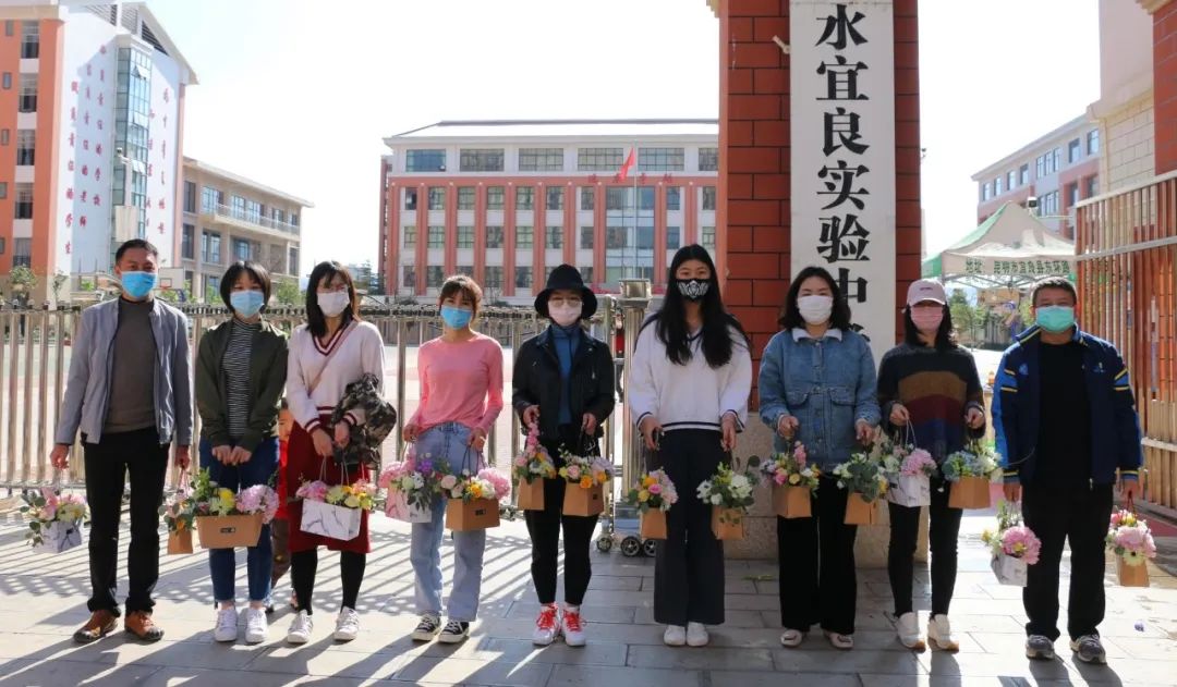 幸福像花儿一样云南衡水实验中学宜良校区开展三八节送花活动