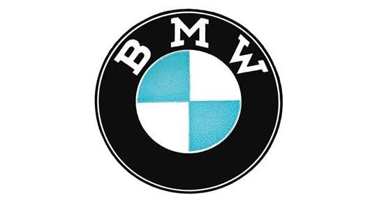 宝马集团发布了i4纯电动概念车,该车成为首款搭配了全新品牌logo的