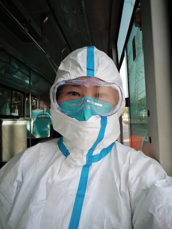 广东抗疫一线女警：转送患者八小时滴水未沾，入监室安抚收押人员