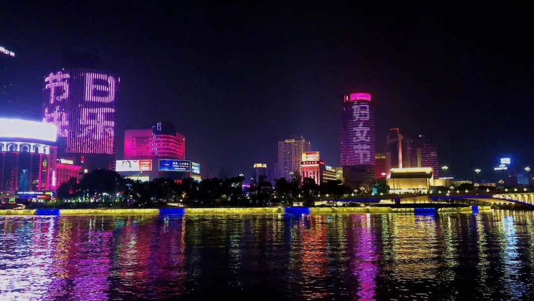 今晚1800至2100宁波三江六岸灯光秀为她们绽放