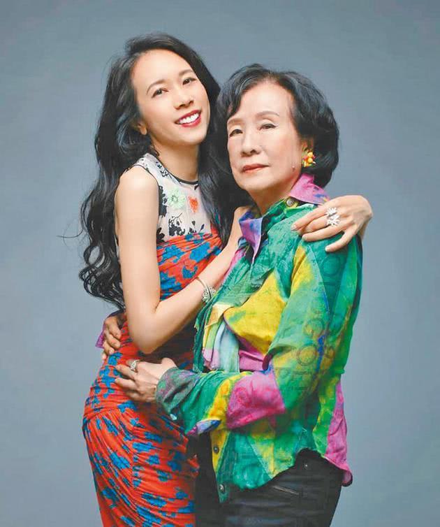 傅明宪陪父母庆祝结婚66周年，86岁妈妈曾是红星，不见老态有气质