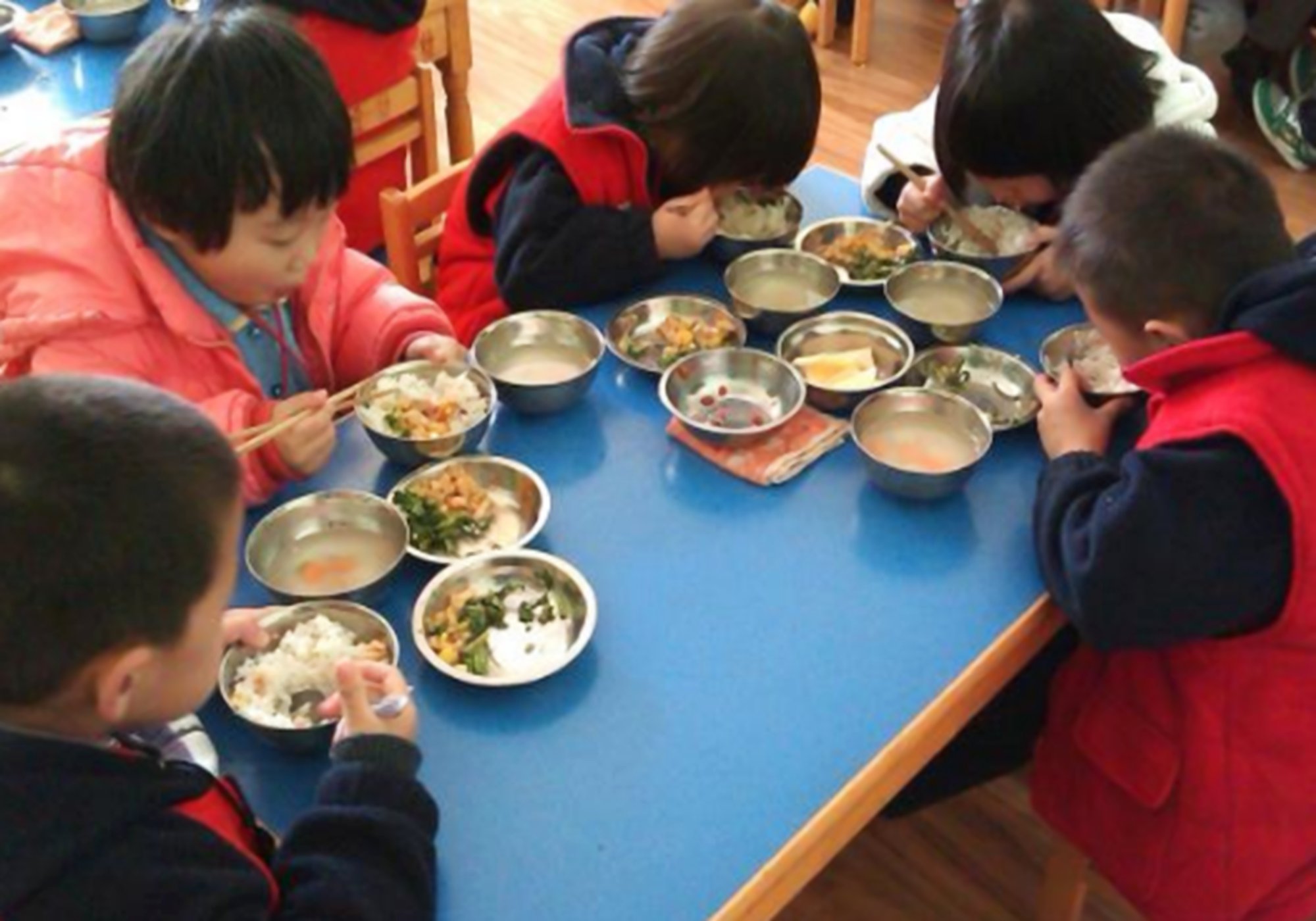 让进餐变得更自主——高新区前进幼儿园大班幼儿自主用餐活动报道_孩子