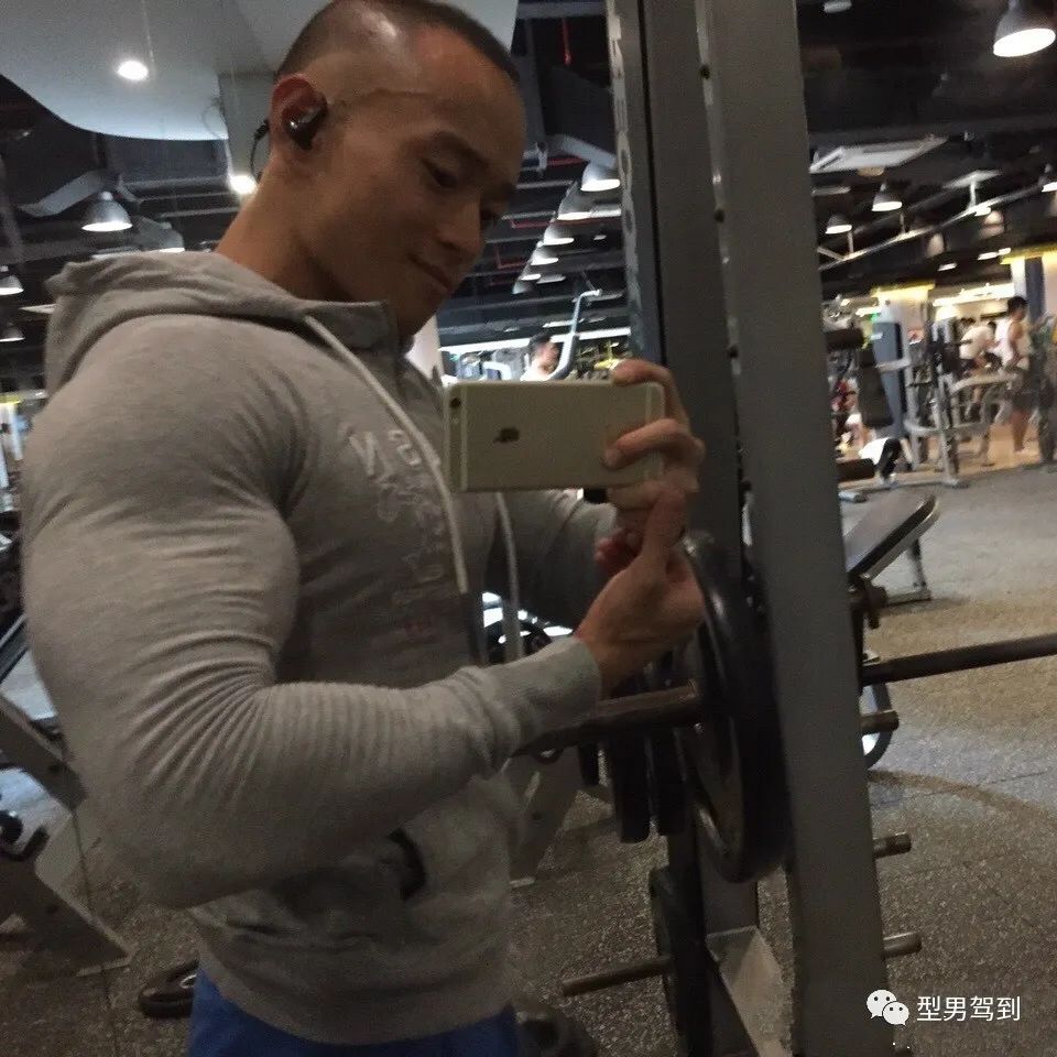北京寸头筋肉小伙胸毛太旺盛了