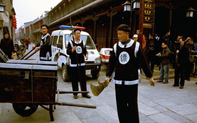 镖师走镖时只有十几个人,万一有人挡路怎么办?三重保险万无一失