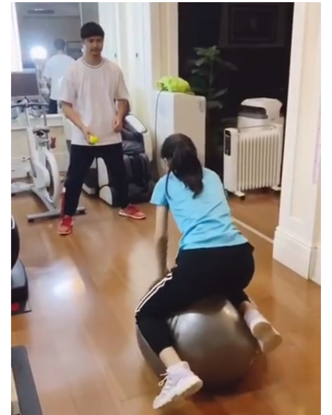 田亮为儿女当教练太严厉森碟亮仔健身强度不输成年人太不容易