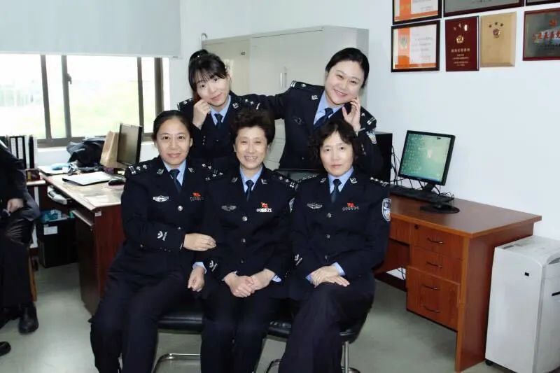 战疫警花铿锵玫瑰花开警营