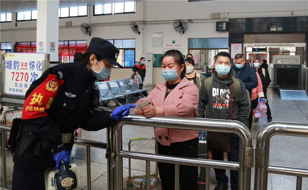 湖南怀化95后女铁警节日岗位战疫情