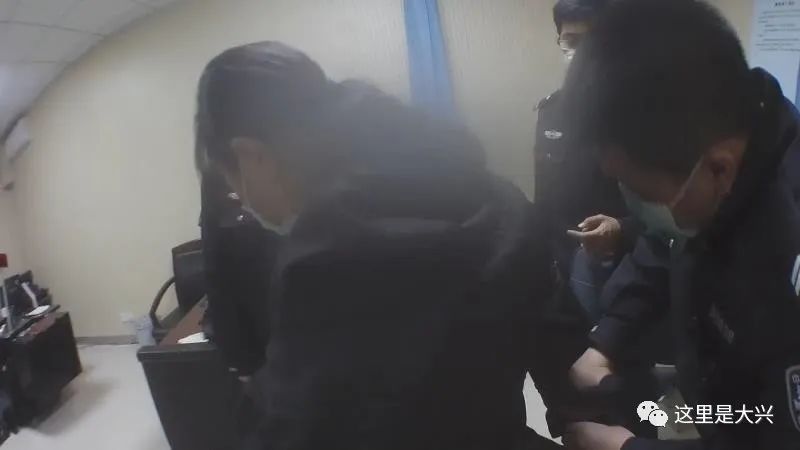 抓捕现场曝光大兴一假女警察竟敢骗一线工作者拘