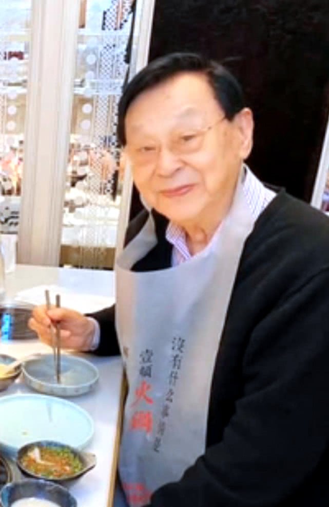 傅明宪陪父母庆祝结婚66周年，86岁妈妈曾是红星，不见老态有气质