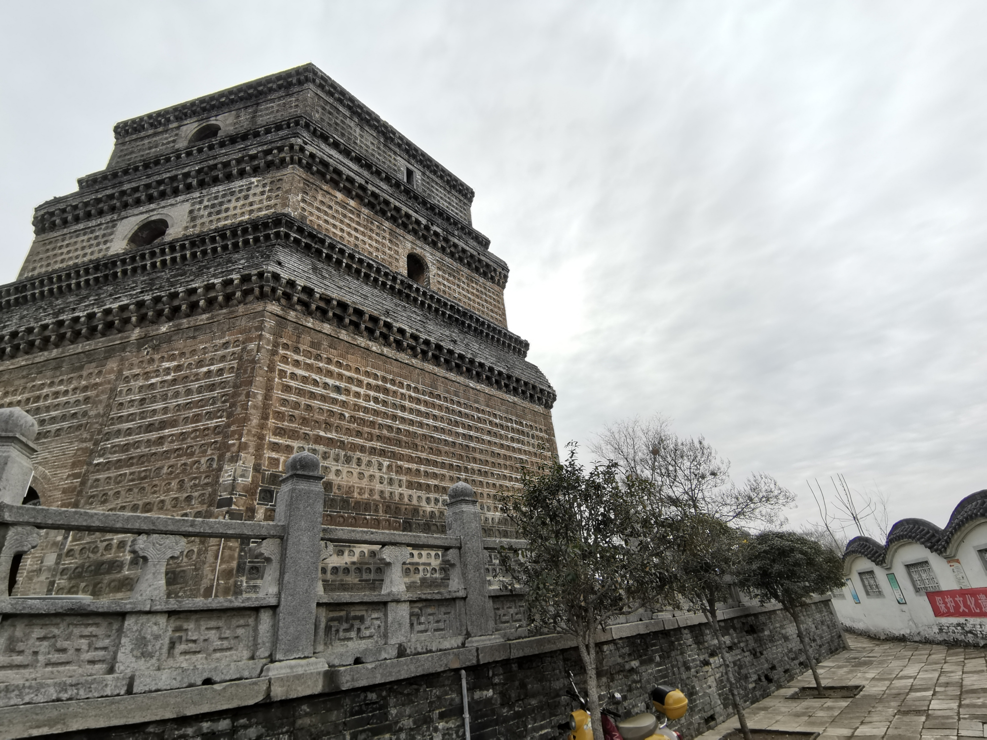 原创开封现存最古老建筑有6923块佛像奇特塔型全国罕见