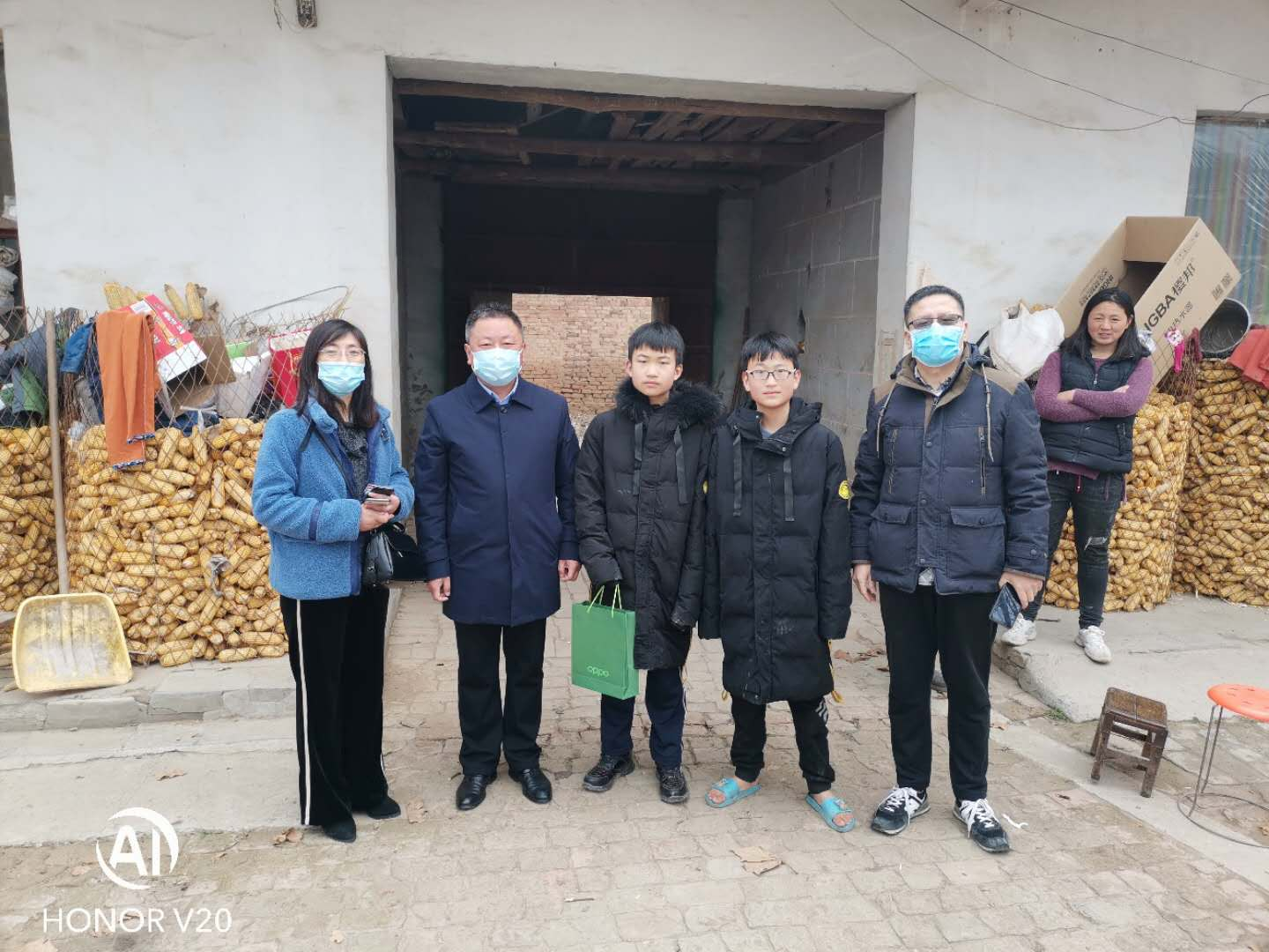 濮阳联通帮助市实验中学一贫困学生实现网上学习愿望_崔红根