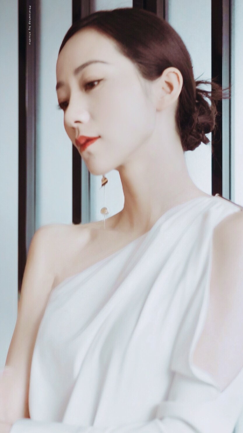 韩雪一身白色衣服尽显美丽身材,没有男人能顶