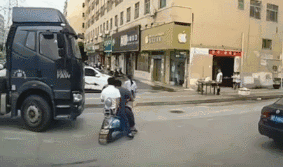 撞翻,两人惊慌失措,这个教训记下吧 交警温馨提示: 1,尽量远离大货车
