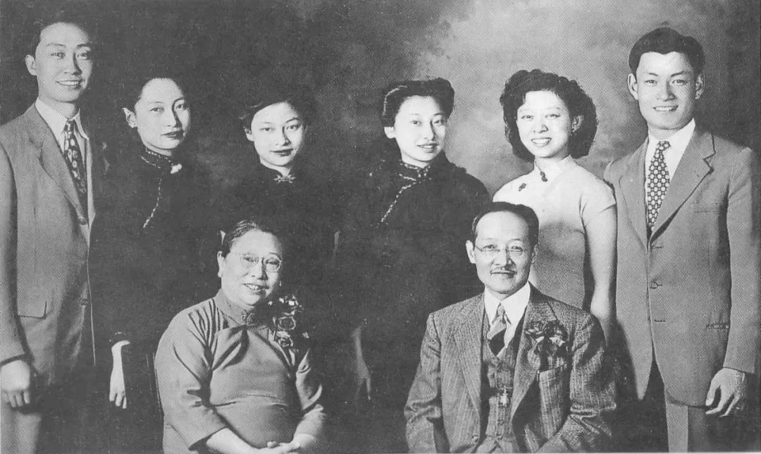 1946年6月1日赵元任,杨步伟银婚 后排右起:卞学鐄,赵如兰,赵来思,赵