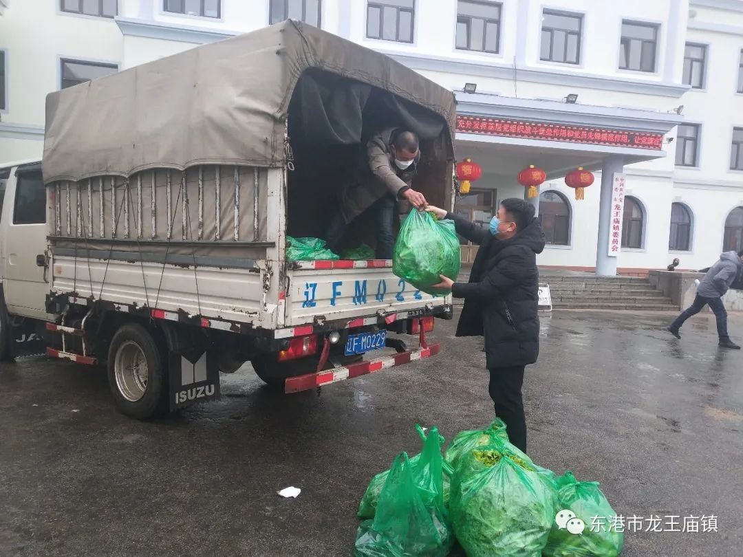 于维家捐赠5000斤萝卜;徐波捐赠300斤蔬菜;赵启运捐赠包子200笼