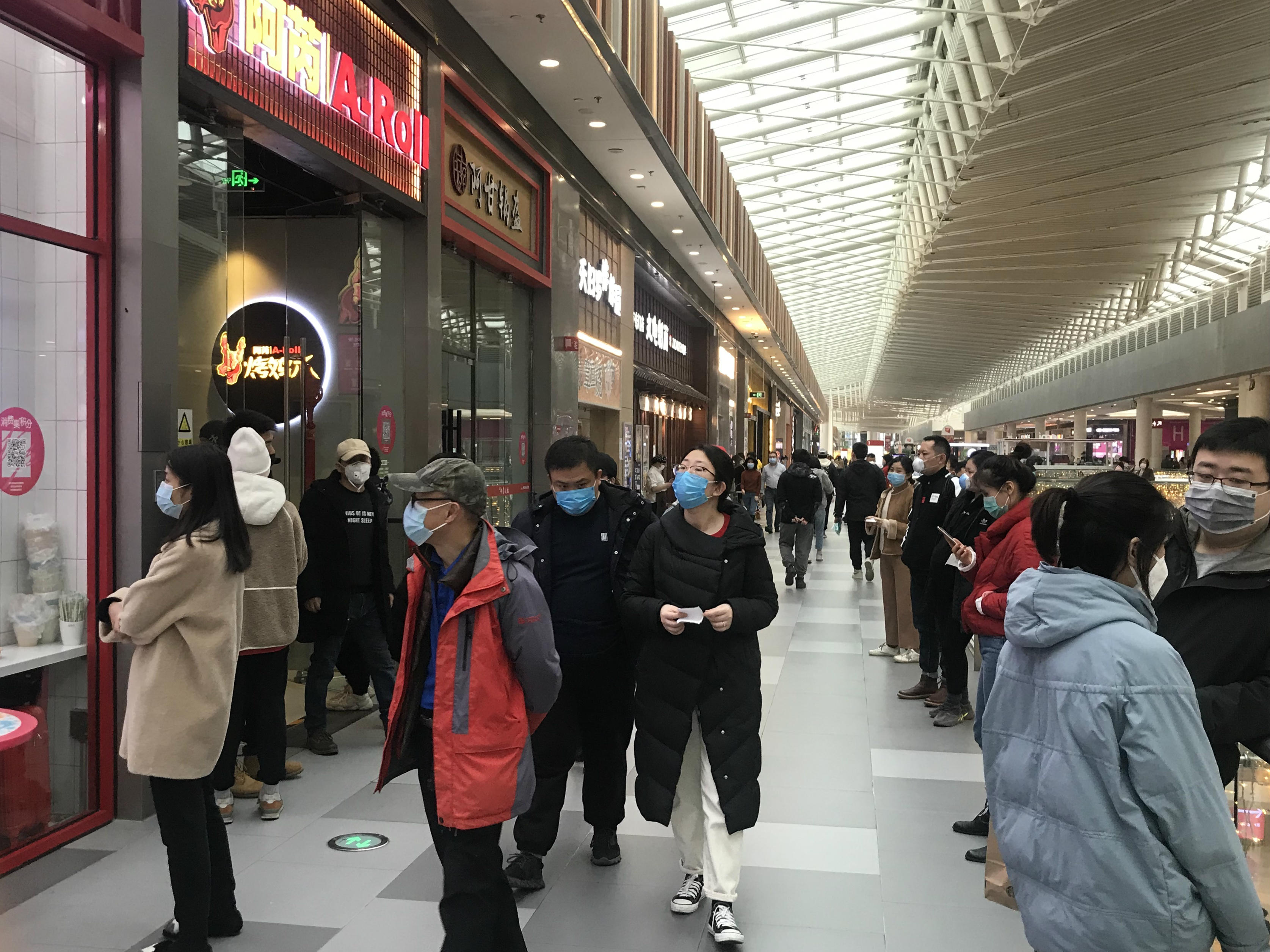 防疫探访|北京荟聚中心恢复营业，门店限流也挡不住客流