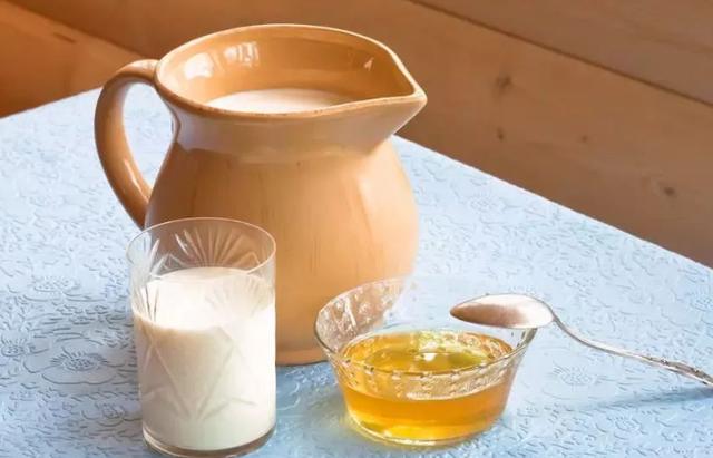 什么时间喝牛奶最合适 d863fe171d094bd8ba8dd5576b1aaa34.jpeg