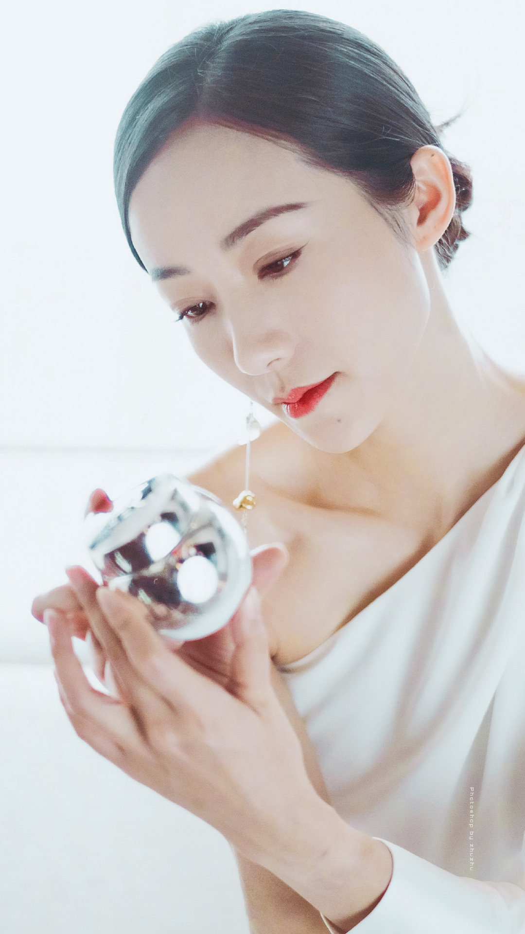 韩雪一身白色衣服尽显美丽身材,没有男人能顶