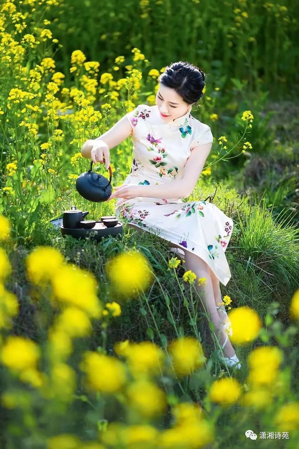 在春日暖阳的油菜花里沉醉