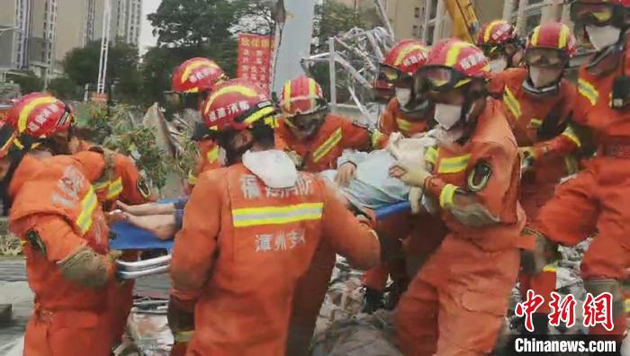 泉州塌楼救援现场：消防员接力生死8小时一家三口成功获救