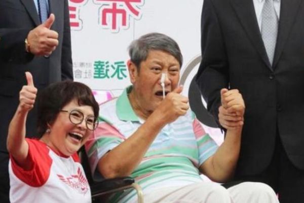 上春晚一夜爆红,喝醉摔成智障后遭妻子抛弃,