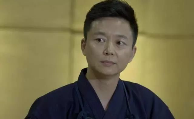 他是张嘉译同学，因拍戏得罪宋佳十年无戏可拍