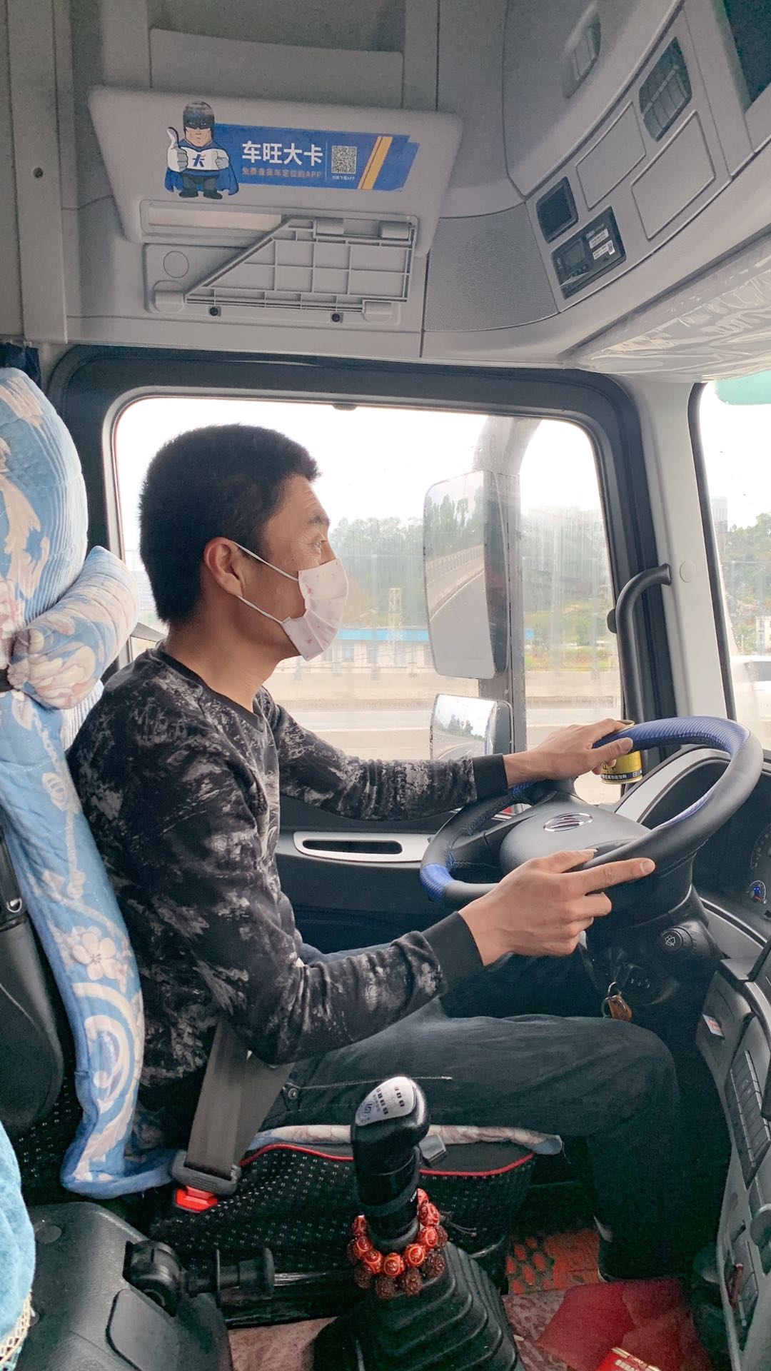 徐莹莹满怀感恩地说:"我的前任丈夫也是开卡车的,在女儿几个月时患上